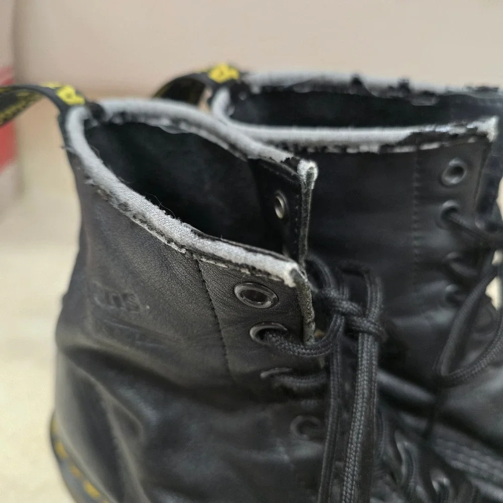Dr. Martens 1460 Black Leather 8 Eye Lace Up Combat Boots Mens 8‎ Womens 9 EU 41